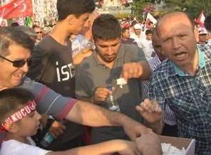 Bahçeli mitinginde büskevit dağıtıldı