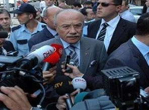 Başsavcının oğlunun başında şişe kırdılar