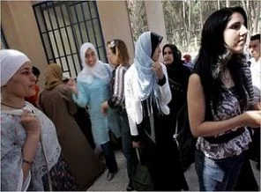 Cezayir'de her gün 8 kadın gözaltına alınıyor