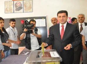 Demirtaş'ın oy kullandığı okulda gerginlik
