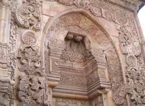 Divriği Ulu Cami'nin statik yapısını bozdular