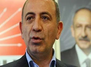 Gözler Gürsel Tekin'in üzerinde