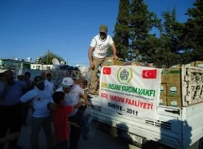İHH Suriye mültecilerine yardım dağıttı