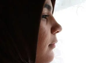 Irkçılar Müslüman genç kıza saldırdı