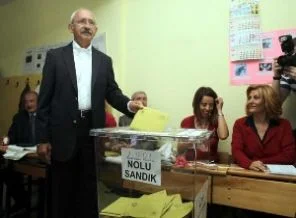 Kılıçdaroğlu, ailesiyle birlikte oyunu kullandı