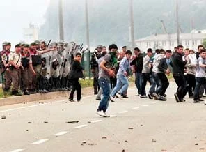 Konvoy taşlanırken jandarma seyrediyor