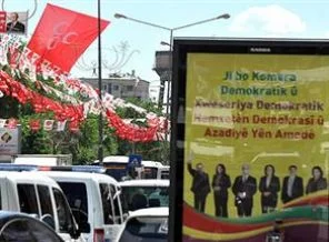 Kürtçe pankart ve MHP bayrağı yan yana