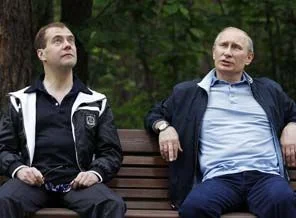 Medyedev Putin'in önünden çekildi