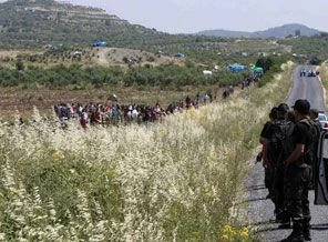 Suriye 16'yaşından büyükleri tutukluyor