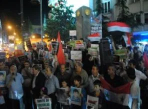 Suriye konsolosluğu önünde protesto