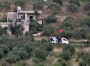 Türk bayrağı yerine Suriye bayrağını astılar