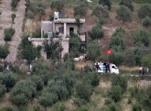 Türk bayrağını indirip Suriye bayrağını astılar