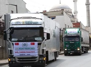 Türkiye- Suriye sınırına 2 acil yardım tırı