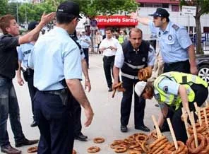 Zabıtanın hışmına uğrayan simitçiye polis yardım
