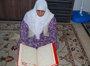 80 yaşında Kur'an okumayı öğrendi