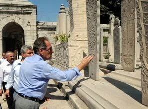 Bakan'dan yazıyı okuyamayan doçente fırça