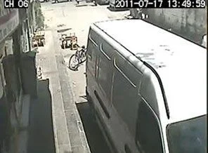 Başına güneş paneli düştü!
