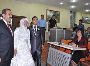 Belediye Meclis toplantısında gelin üye