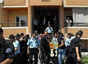 Çağırılan polis, çocuğun baba ve annesinin cansız bedenleri ile karşılaştı