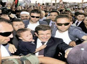 Davutoğlu Tahrir'de tekbirlerle karşılandı