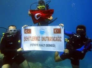 Denizin altında teröre protesto