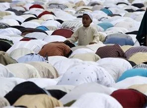 Dünya Müslümanları teravihe koşuyor