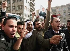 Fransa büyükelçiliğine saldırı devam ediyor