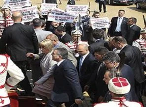 Gül'ü protesto ettiler