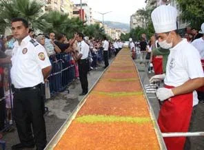 Hatay'da 72 metrelik künefe ziyafeti
