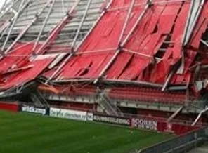 Hollanda'da stadyumun çatısı çöktü