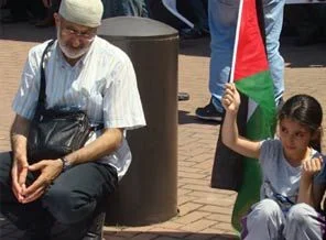 İngiltere'yi protesto bugün de sürdü