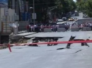 İstanbul'da camii inşaatında yol çöktü (video)