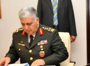 İstifa etmeyen komutan Başbakanlık'tan ayrıldı