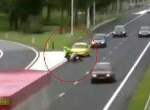 Kadın sürücü polisi uçurdu (video)