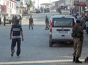 Korucubaşı öldürüldü, ilçede ev yakıldı
