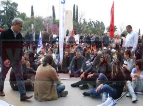 Meclis önünde oturma eylemi yapan gruba müdahale