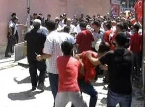 Mersin'de karışıklık: 5 polis yaralandı