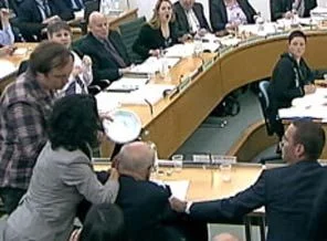 Murdoch'a ifade sırasında saldırı