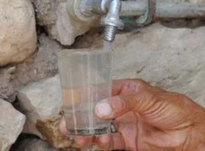 Şaka değil gerçek: Musluklardan petrol akıyor