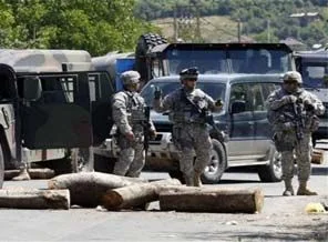 Sırplar Kosova'da sınırı ateşe verdiler