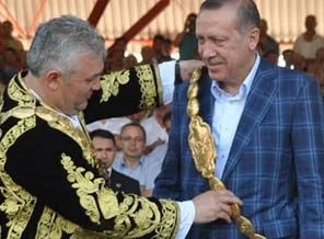 Siyasetin başpehlivanına altın kemer