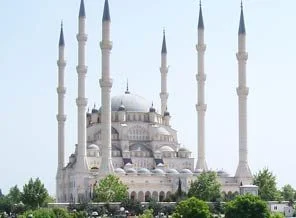 20 bin kişilik cami niye cemaatsiz?