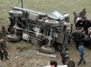 Askeri aracı yakıp şoförünü kaçırdılar