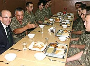 Çatışmadan dönen askerlerle iftar