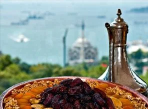 Coca Cola, müslüman mahallede şerbet satıyor