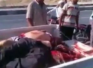Esad'ın cellatları öldürüp nehre atıyor (Video)