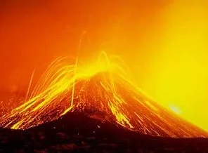 Etna yanardağı yine püskürdü