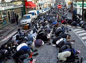 Fransa eski kışlaları camiye çeviriyor!