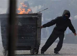 İngiltere'de isyan dalga dalga yayılıyor!