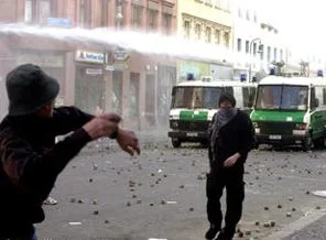 İngiltere'deki olaylar Almanları fena korkuttu!